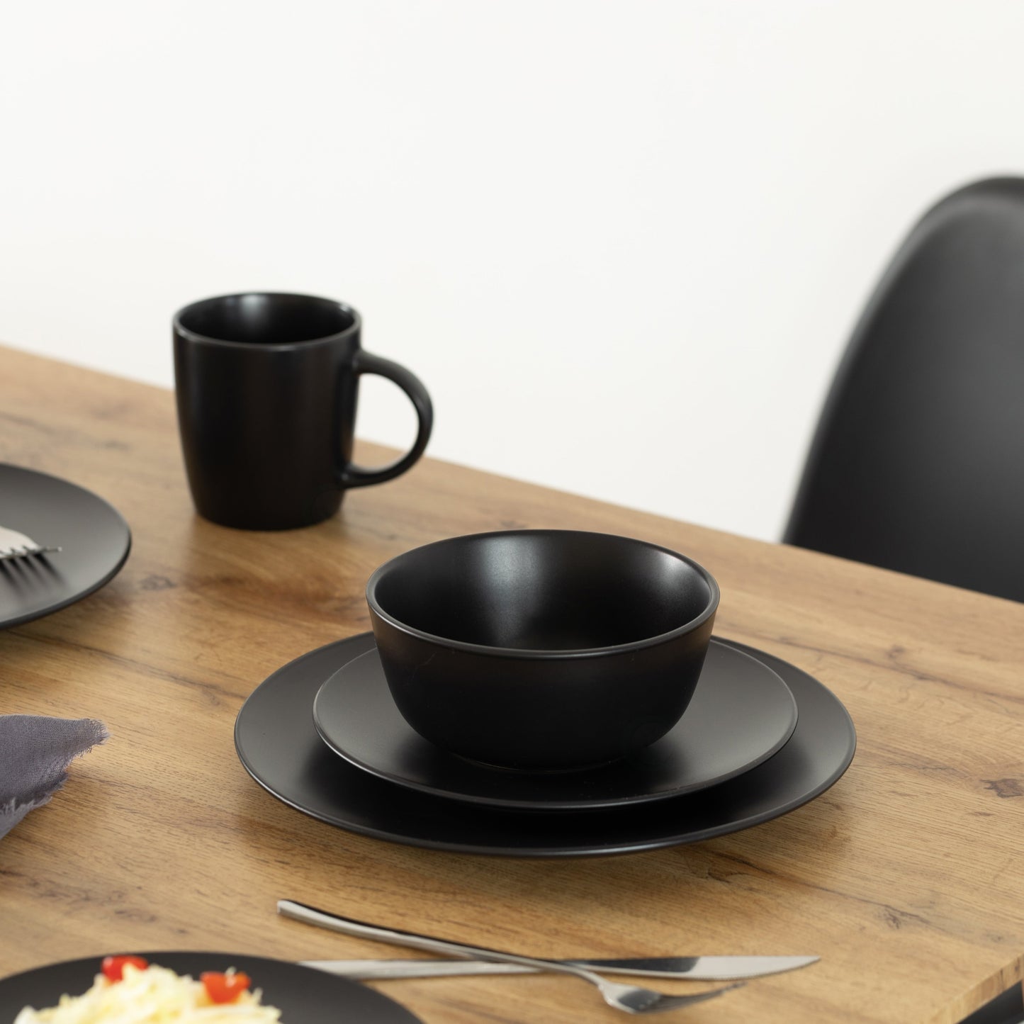 Service de table 16 pièces pour 4 personnes | Tasses, assiettes à salade, bols et saladiers, résistant aux éclats et aux fissures, noir mat