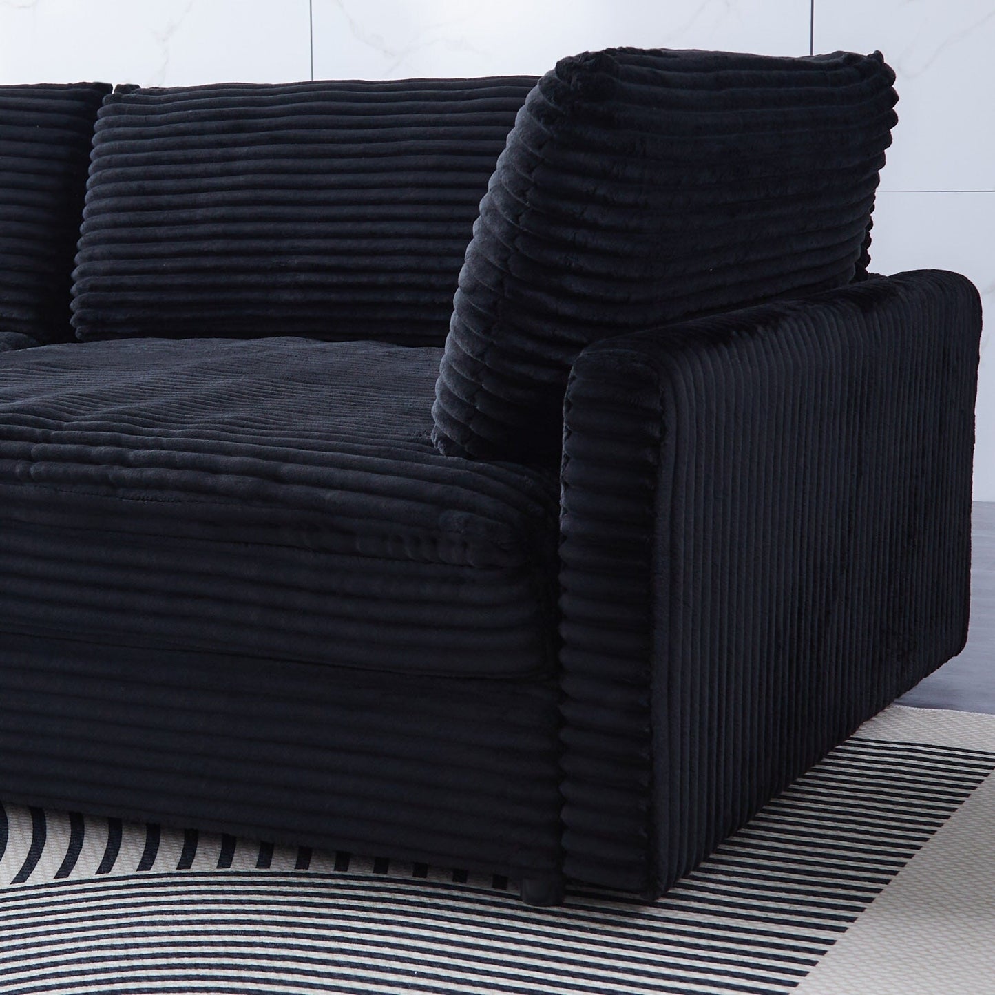 Canapé en velours côtelé noir de 112 pouces : deux coussins décoratifs, quatre dossiers, ouvrant un nouveau style pour l'espace décontracté du salon