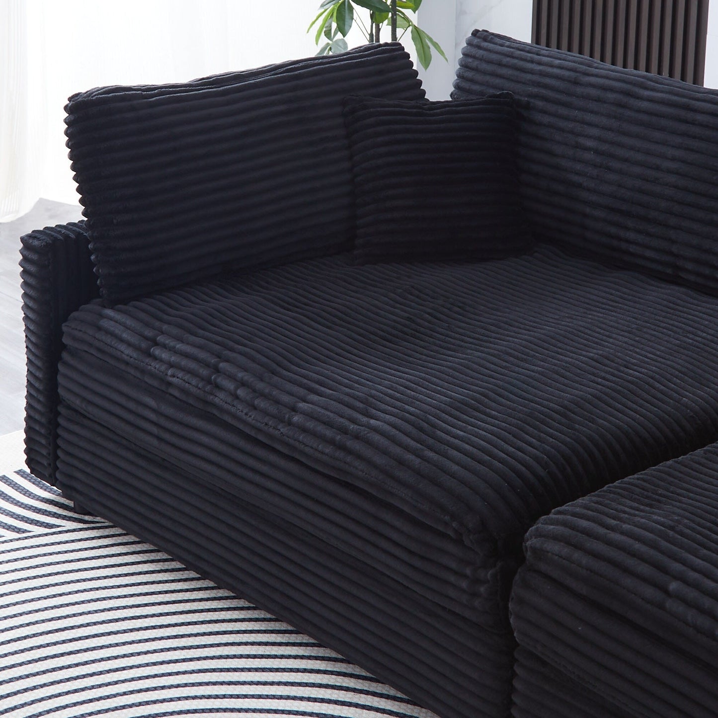 Canapé en velours côtelé noir de 112 pouces : deux coussins décoratifs, quatre dossiers, ouvrant un nouveau style pour l'espace décontracté du salon
