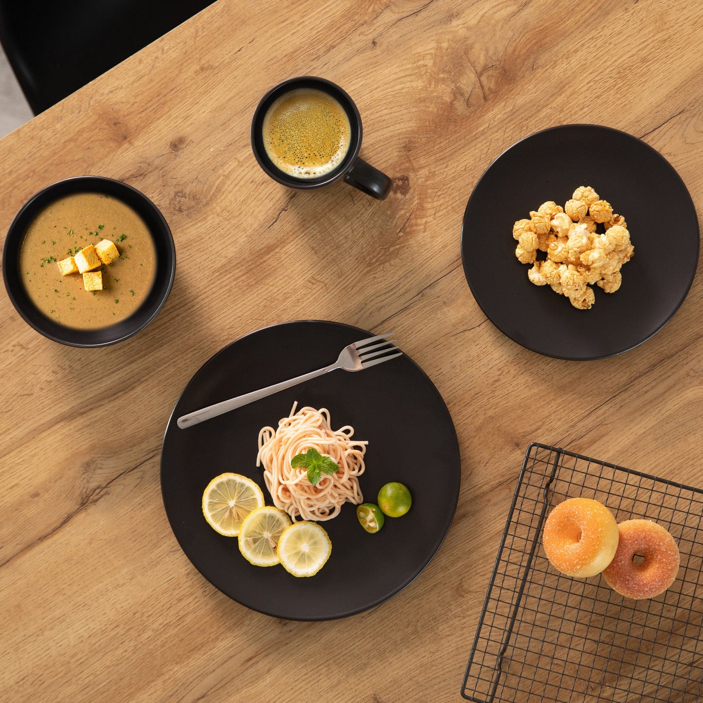 Service de table 16 pièces pour 4 personnes | Tasses, assiettes à salade, bols et saladiers, résistant aux éclats et aux fissures, noir mat
