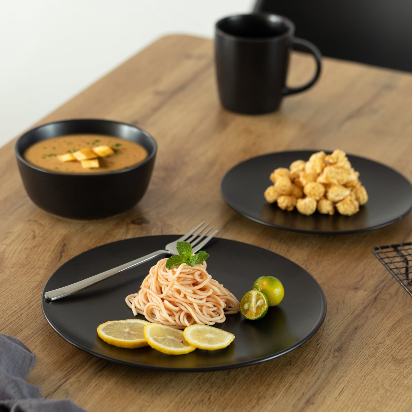 Service de table 16 pièces pour 4 personnes | Tasses, assiettes à salade, bols et saladiers, résistant aux éclats et aux fissures, noir mat