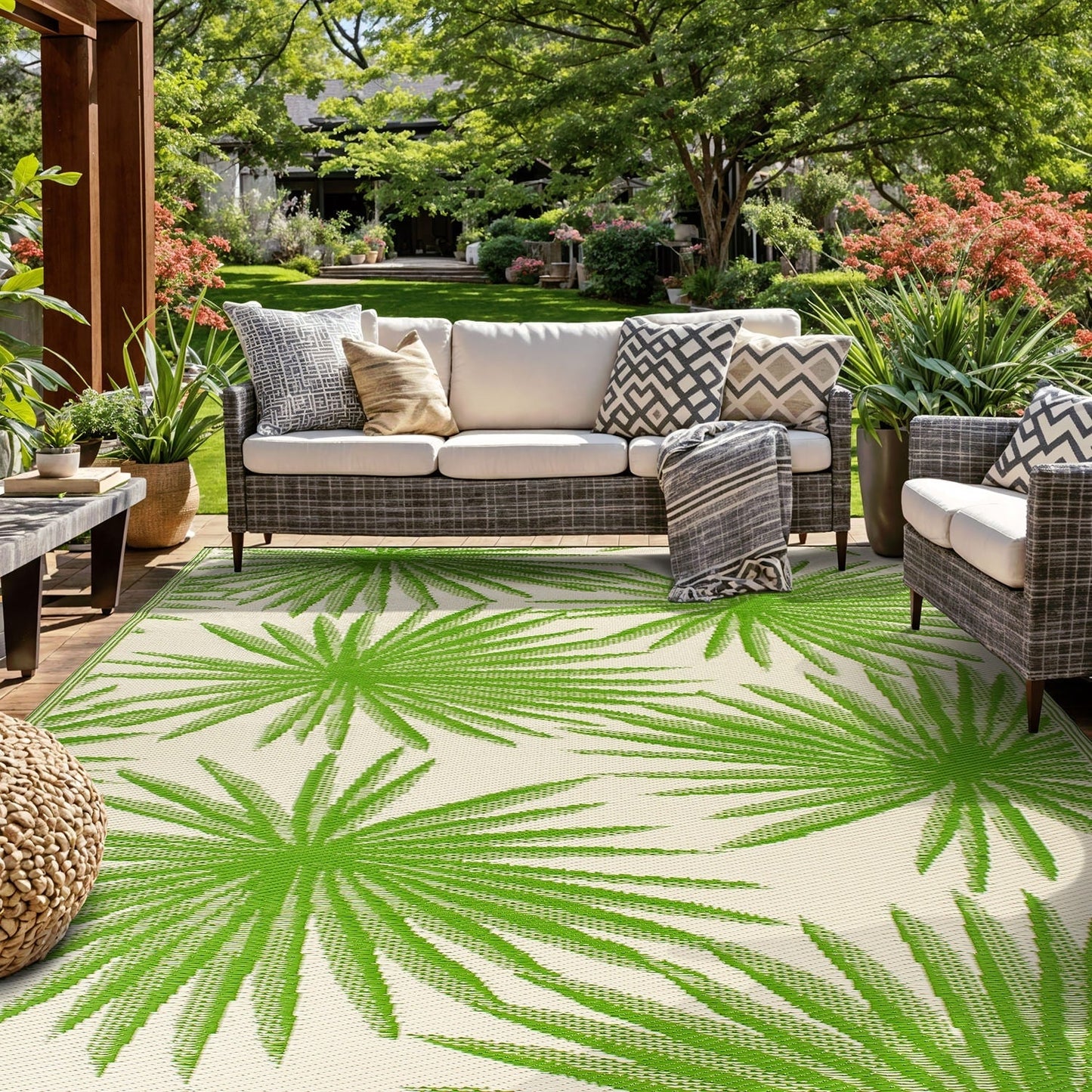Tapis d'extérieur réversibles en plastique recyclé à motif floral tropical de la World Rug Gallery